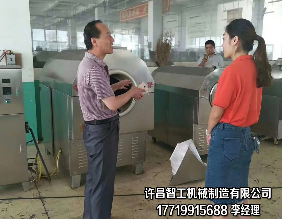 歡迎青海的郭總來廠考察電磁流水線炒瓜子設(shè)備